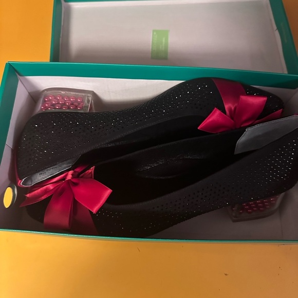 Elegant Black and Red Women's‎ Shoes New In Box Size 11 - Picture 1 of 8